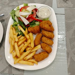 Scampi con Patatas Fritas / Scampi and chips with salad