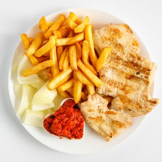 Pileći file s pomfritom