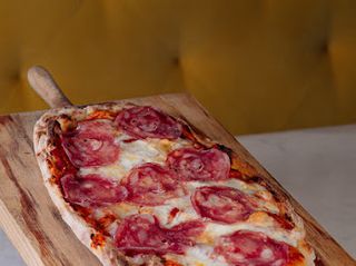 Pinsa Al Salame (20 Cm. A 30 Cm. Aprox.)