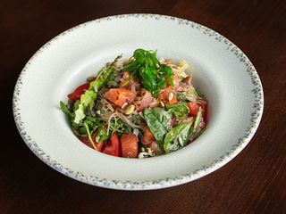 Салат з лососем, локшиною та томатами (260g)