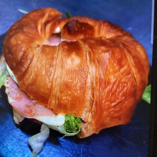 Croissant, crema de pollo