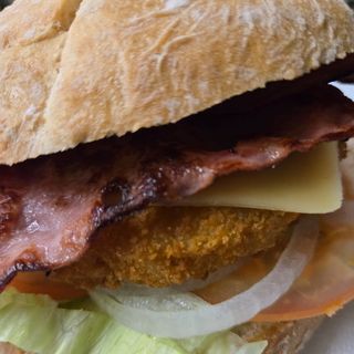 Hamburguesa de pollo completa con bacon