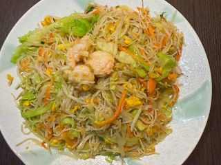 Spaghetti di riso saltati con gamberi e verdure