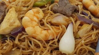 26. Fideos De Arroz Con Tres Delicias