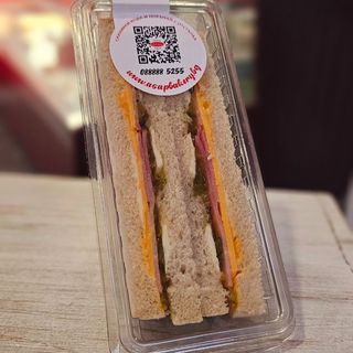 Студен сандвич тост с шунка и чедър