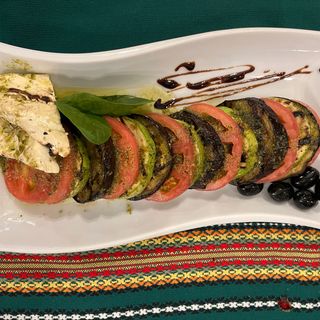 Салата капрезе с грловани зеленчуци (450г)