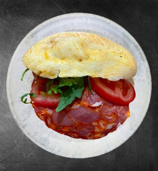 Panini cu salam picant si prosciutto