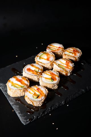 Гарячий рол з лососем (420г/8шт)