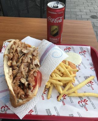 Pita kebab + patatas fritas + bebida