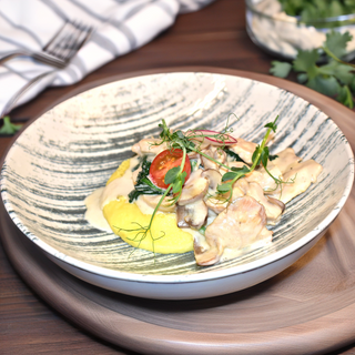 Куриное филе в сырном соусе с грибами и шпинатом