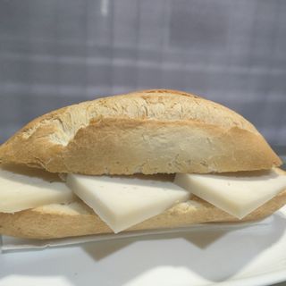 Bocadillo De Queso Semiduro De Cabra De Cuevas Del Rey Tejeda