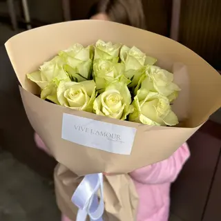 9 білих троянд 
