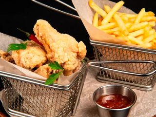 Хрусткі курячі крильця з картоплею Фрі (390г)