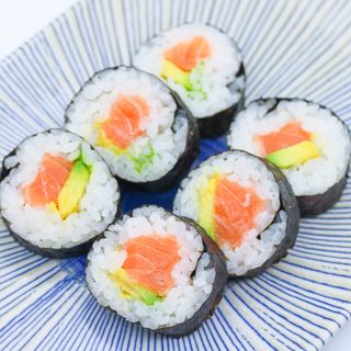 Futomaki Salmón Aguacate Y Queso Crema 