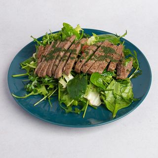 Sałatka z grillowanej wołowiny, serem gorgonzola