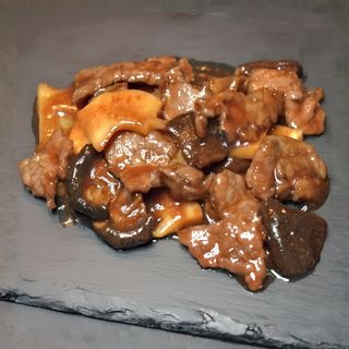 Lonchas De Buey Con Bambú Y Setas