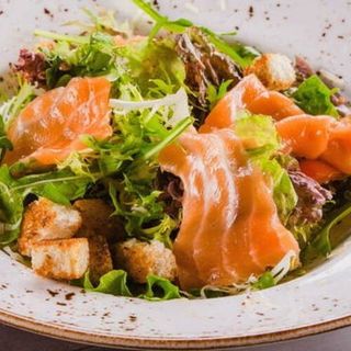 Салат Цезар з лососем