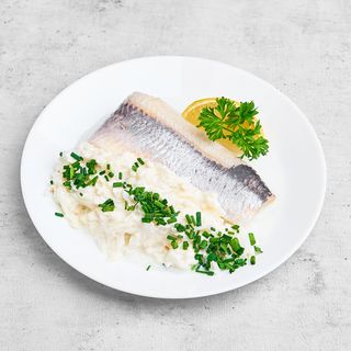 Śledź w śmietanie z siekaną cebulką i jabłkiem 100g