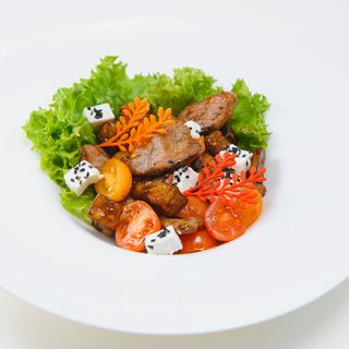 Теплий салат з телятиною та карамелізованими баклажанами (265г)