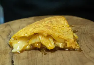Tortilla De Papas Jugosa Con Queso De Tetilla Y Trufa