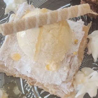 Milhoja De Crema Con Helado De Vainilla