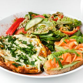 Омлет зі шпинатом та слабосолоним лососем