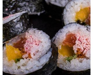 Futomaki de Salmón, Cangrejo, Mango, Tobiko y Lechugas