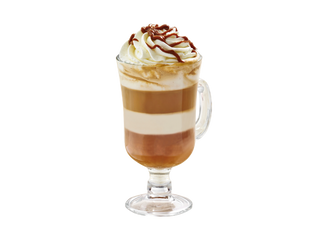 Latte z mleczną czekoladą, karmelem z solą morską i bitą śmietaną