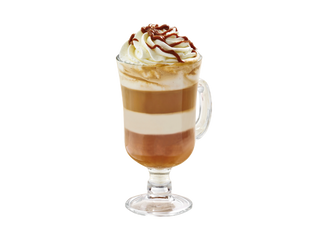 Latte z mleczną czekoladą, karmelem z solą morską i bitą śmietaną