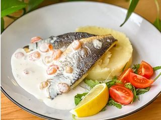 File z labraksa w sosie śmietanowym z krewetkami i puree (370g)