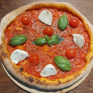 Pizza de Marinera com Bufalla e Tomate Cerja Médias 