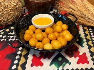 Картопляні кульки з сирним соусом