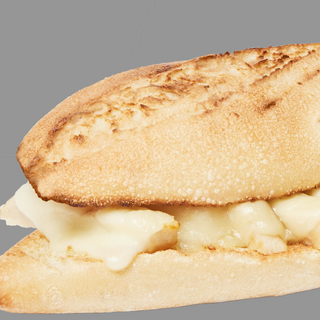 bocadillo de pollo asado con queso y salsa de mostaza y miel