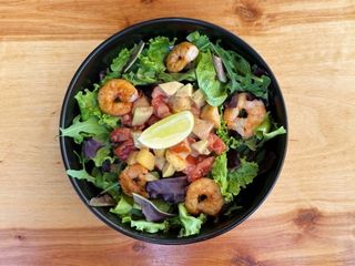 Мікс салату з томатами та креветкою