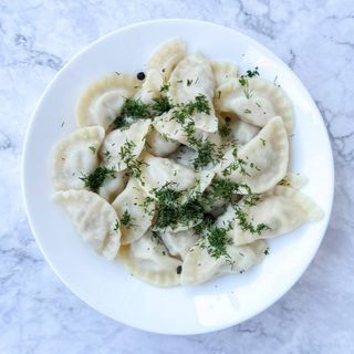 Pelmeni z wieprzowiną i wołowiną (porcja L) gotowane