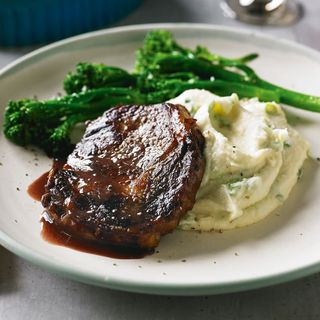 Пепер стейк с перечным соусом и картофельным пюре