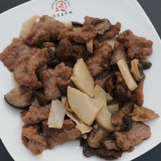 Manzo con funghi e bambù 