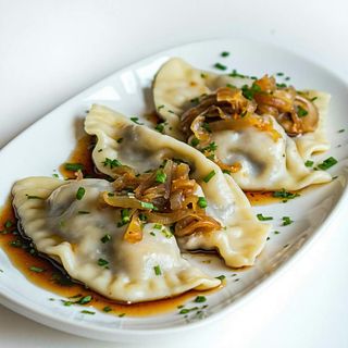 Pierogi z kapustą i grzybami, z okrasą i surówką