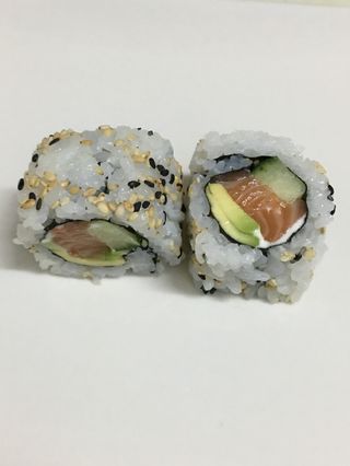California Roll Salmon, queso y aguacate (8uds)