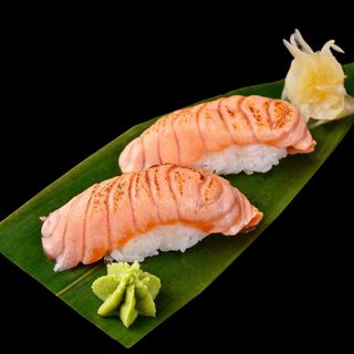 Nigiri sake scottato