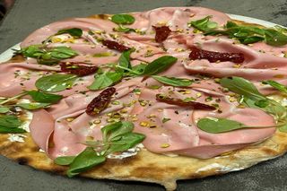 Pizza mortadella al pistacchio croccante