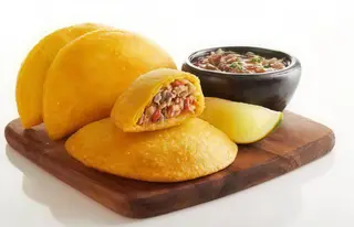 Café Americano Y 3 mini  Empanada De Maíz Rellena De Pollo