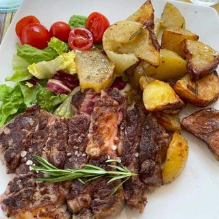 Tagliata di manzo con rosmarino e patate al forno