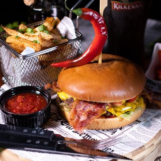 Furious Burger cu cartofi prajiti/wedges si sos la alegere