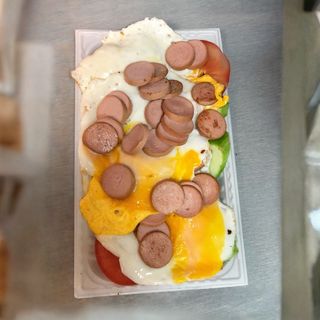 Яйца на плоча с кренвирши