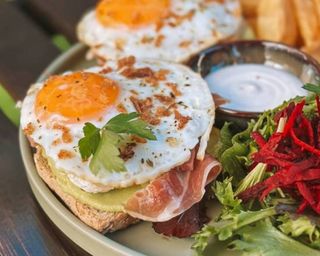Bruschetta de Presunto, Queijo Brie e Ovo Estrelado
