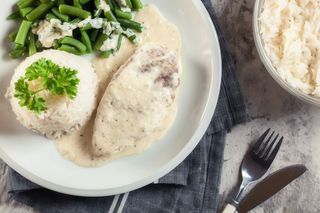 Pierś z kurczaka w sosie pieczarkowo-śmietanowym