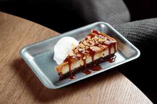 Чізкейк «Снікерс» з солоною карамеллю (180g)