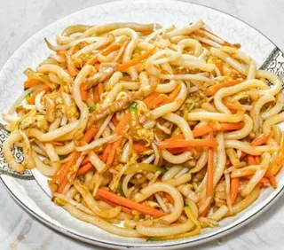 Udon Z warzywami i jajkiem