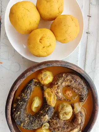 Foufou à la sauce claire et poisson Brochet